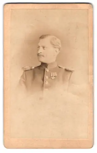 Fotografie Anders-Paltzow, Halle a. S., Grosse Ulrichstr. 35, Offizier in Uniform mit Erinnerungskreuz 1866