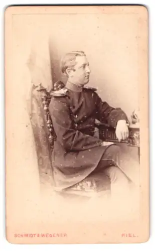 Fotografie Schmidt & Wegener, Kiel, Dänische Strasse 35, Offizier im Überrock mit Pickelhaube