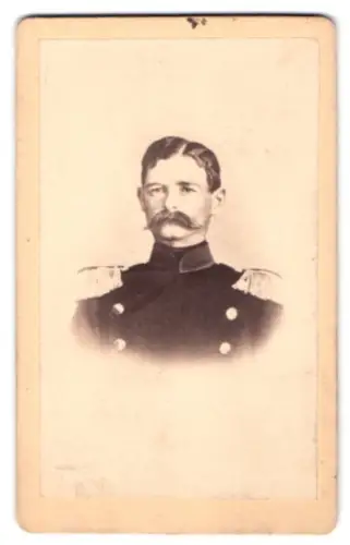 Fotografie Glaubach & Michalski, Potsdam, Charlottenstrasse 73, Major im Überrock