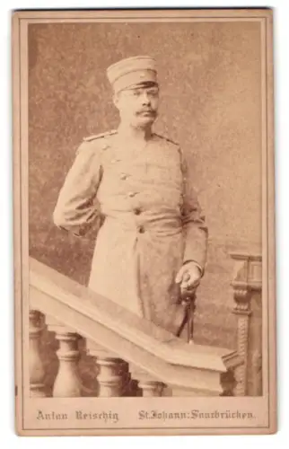 Fotografie Anton Reischig, St. Johann, Bahnhofstrasse 142, Offizier im Überock mit Schirmmütze und Säbel