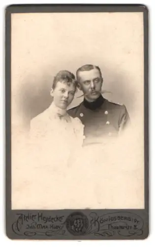 Fotografie Alterlier Heydecker, Königsberg i. Pr., Theater-Str. 8, Leutnant im Überrock mit seiner Frau, 1901