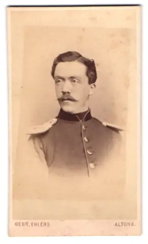 Fotografie Gebr. Ehlers, Altona, Königstrasse 220, Offizier in Uniform