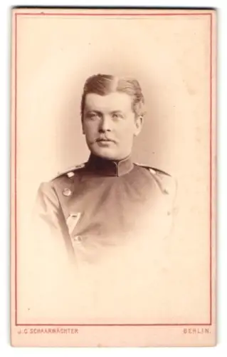 Fotografie J. C. Schaarwächter, Berlin, Friedrichstr. 190, Offizier im Überrock mit Band zum EK II 1870