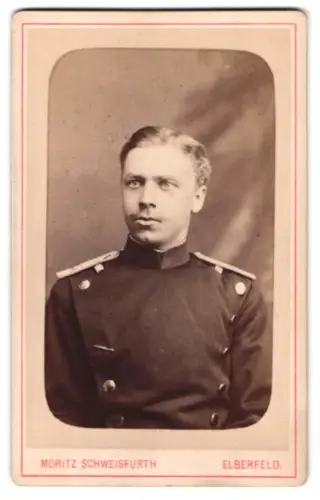 Fotografie Moritz Schweisfurth, Elberfeld, Herzogsstr. 41, Leutnant im Überrock