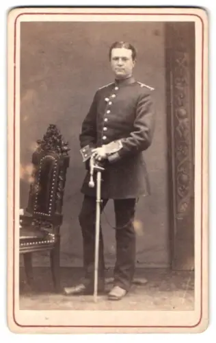 Fotografie Fotofraf unbekannt, Ort unbekannt, Offizier im Uniformrock mit Säbel
