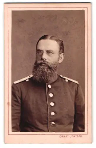 Fotografie Ernst Jentsch, Neisse, Berliner Tor, Offizier in Uniform