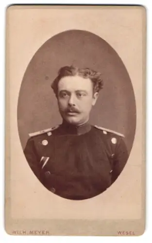 Fotografie Wilhelm Meyer, Wesel, Baustrasse 642, Leutnant im Überock mit Band zum EK II 1870