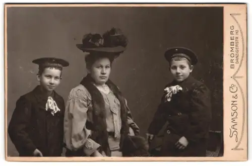 Fotografie Samson & Cie., Bromberg, Danzigerstr. 143, Zwei Jungen mit Tellermützen Kaiserliche Yacht SMS Hohenzollern