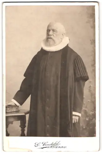 Fotografie G. Constabel, Hanerau, Jurist in Robe mit Halskrause