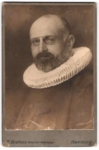 Fotografie E. Bieber, Hamburg, Jungfernstieg 8/9, Jurist in Robe mit Halskrause
