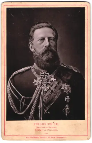 Fotografie Max Breitkreuz, Berlin, Neue Promenade 7, Kaiser Friedrich III. mit Grosskreuz 1870 und Hohenzoll. Hausorden