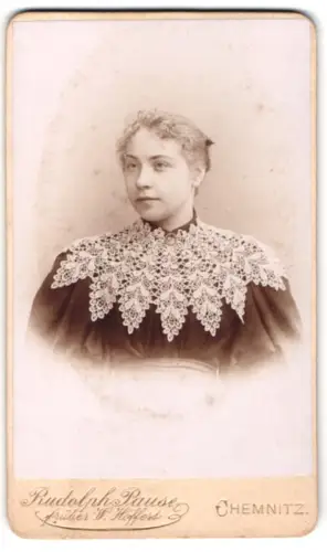 Fotografie Rudolph Pause, Chemnitz, Langestrasse 34, Porträt einer Dame mit Spitzenkragen