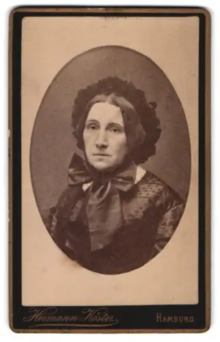 Fotografie Hermann Köster, Hamburg, Gr. Bäckerstrasse 26, Porträt einer Dame mit Haube