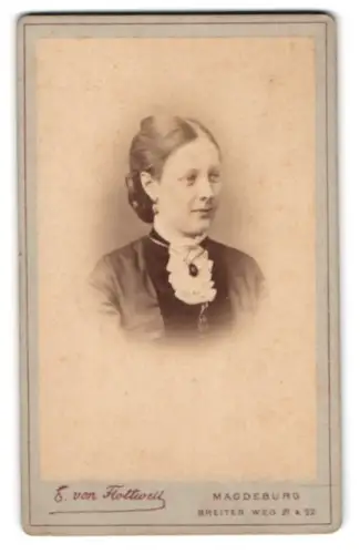 Fotografie E. von Flottwell, Magdeburg, Breiter Weg 21 & 22, Porträt einer Dame