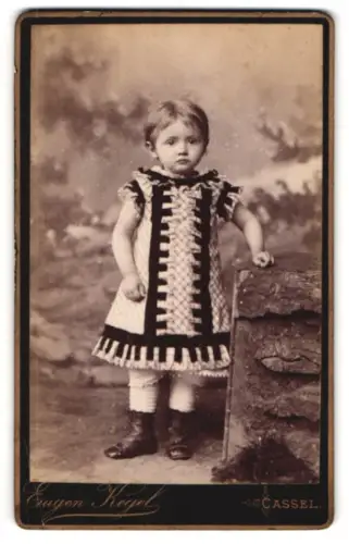 Fotografie Eugen Kegel, Cassel, Gr. Rosenstrasse 5, Porträt eines Kindes in stilvoller Kleidung