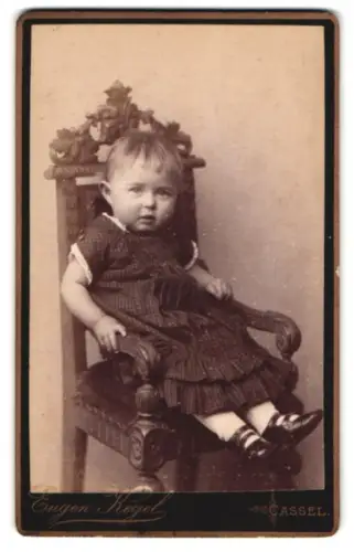 Fotografie Eugen Kegel, Cassel, Gr. Rosenstrasse 5, Kind auf kunstvollem Stuhl