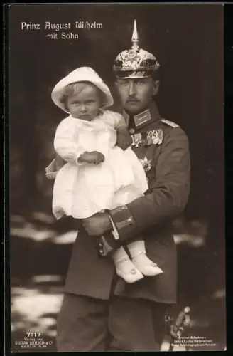 AK Prinz August Wilhelm von Preussen in Uniform hält sein Söhnchen Prinz Alexander Ferdinand auf dem Arm