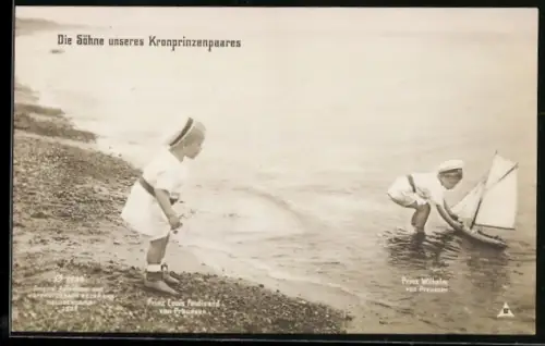 AK Prinz Louis Ferdinand und Prinz Wilhelm von Preussen spielen mit einem Modellschiff