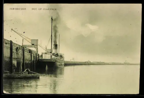 AK Zee-Brugge, Passagierschiff Duc of Clarence an der Kaimauer bei Niedrigwasser
