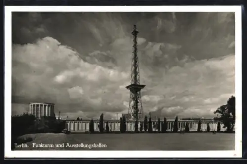 AK Berlin-Charlottenburg, Funkturm mit Ausstellungshallen