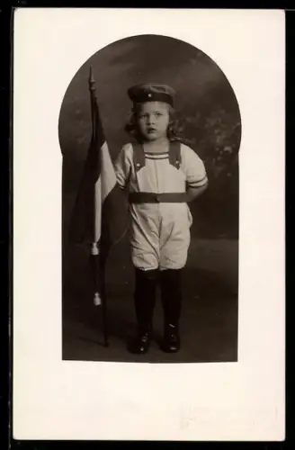 Foto-AK Kind in Marineuniform neben einer Flagge