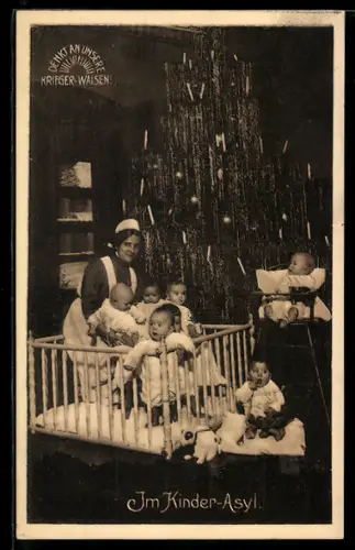 AK Szene mit Kleinkindern im Kinder-Asyl, Kinderfürsorge