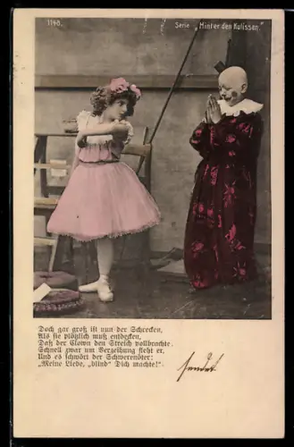 AK Harlekin unterhält sich mit einem Mädchen und hat die Hände gefaltet