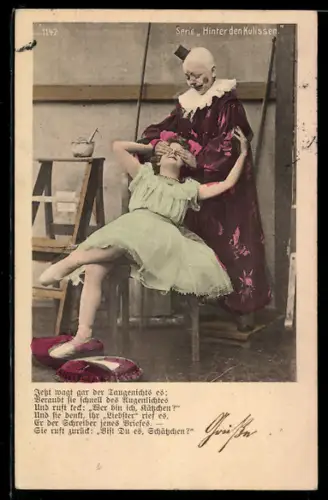 AK Harlekin hält einem Mädchen die Augen zu