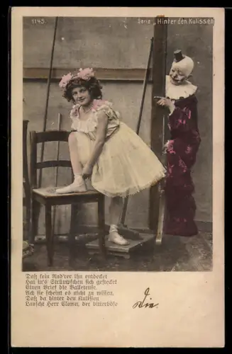 AK Harlekin beobachtet ein Mädchen beim Anziehen seiner Schuhe