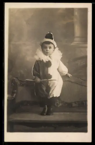 AK Kleinkind im Harlekinkostüm