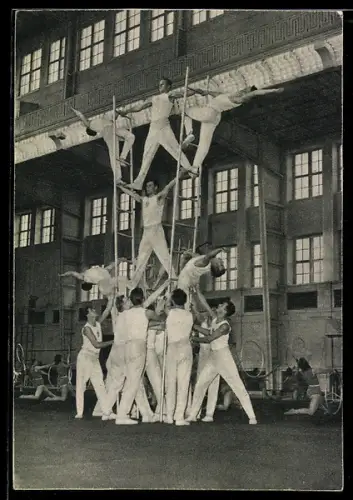 AK Leipzig, Turner bei einer aufwändigen Figur in der Deutschen Hochschule für Körperkultur