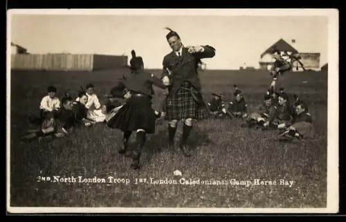 AK 1st London Caledonians Camp, 2nd North London Troop, Zwei tanzende Männer