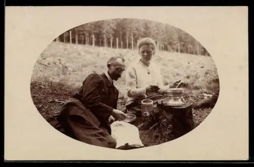 AK Paar mit einem Camping-Kocher im Wald
