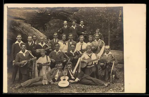 Foto-AK Gruppenbild mit Gitarren und Lauten