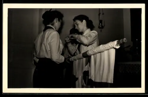 AK Pfadfinder-Mädchen mit einer Flagge