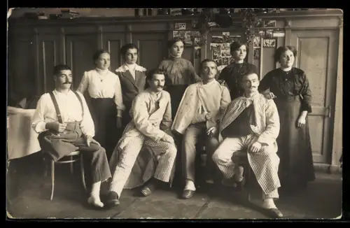 Foto-AK Lazarett-Patienten und Frauen, Gruppenfoto, Beinamputierter, Rotes Kreuz