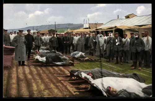 AK Verladen von Verwundeten nach einer grossen Schlacht, Rotes Kreuz