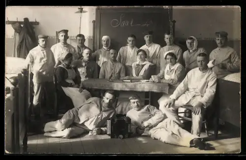 Foto-AK Patienten und Schwestern in einem Lazarett, Saal 4, Akkordeon, Rotes Kreuz