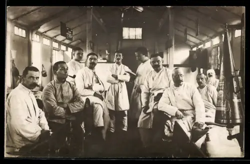 Foto-AK Inneres eines Lazaretts mit Patienten, Gruppenbild, Rotes Kreuz