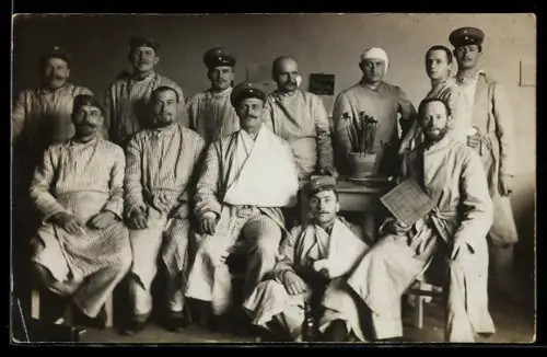 Foto-AK Verwundete im Lazarett, Gruppenbild, Rotes Kreuz