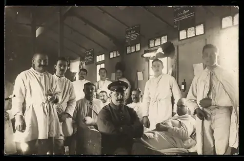 Foto-AK Patienten im Lazarett, Tafeln mit Angaben zur Verwundung, Rotes Kreuz
