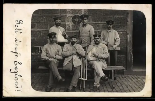 Foto-AK Rekonvaleszenten im Lazarett, Gruppenfoto, Krücken, Wand mit Schiessscheibe, Rotes Kreuz