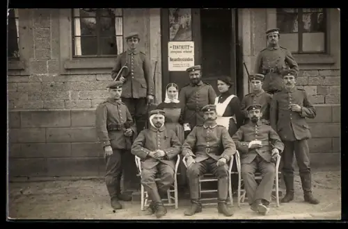 Foto-AK Verwundete im Lazarett, Gruppenbild mit Krankenschwestern, Besuchszeiten-Schild am Eingang, Rotes Kreuz