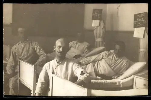 Foto-AK Soldaten in Lazarettbetten, Rotes Kreuz