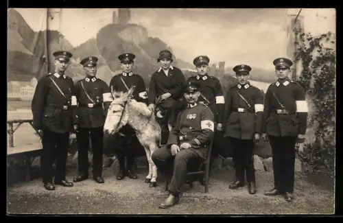 Foto-AK Sanitätssoldaten mit Kragenspiegel u. Armbinden des Roten Kreuzes, Gruppenbild mit Esel