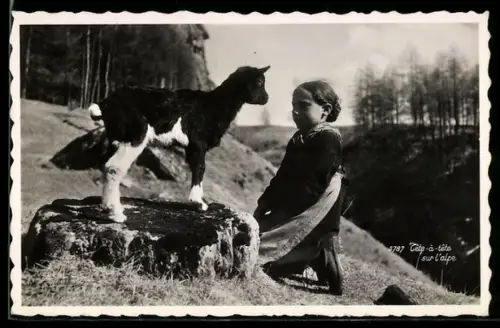 AK Tete-a-tete sur l`alpe, Mädchen kniet vor einer Ziege