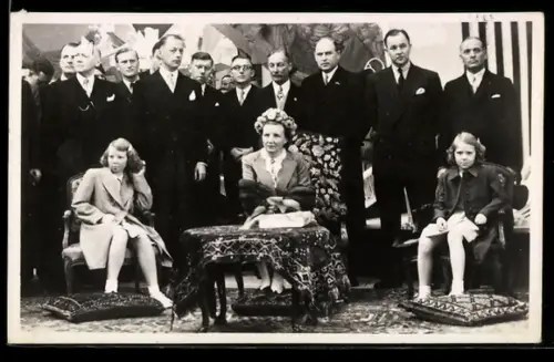 AK Utrecht, de Koningin met de Prinsesjes Beatric en Irene tijdens de onthullingsplechtigheid in de Kon. Ned. Jaarbeurs