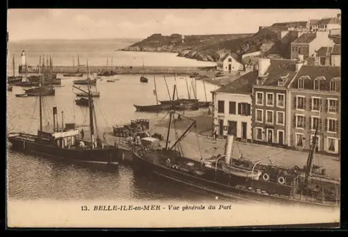 AK Belle-Île-en-Mer, Vue générale du port avec bateaux et quai animé