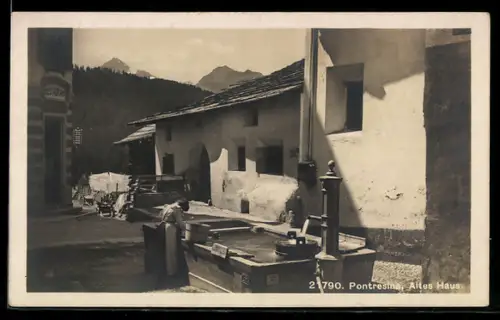 AK Pontresina, Altes Haus mit Brunnen