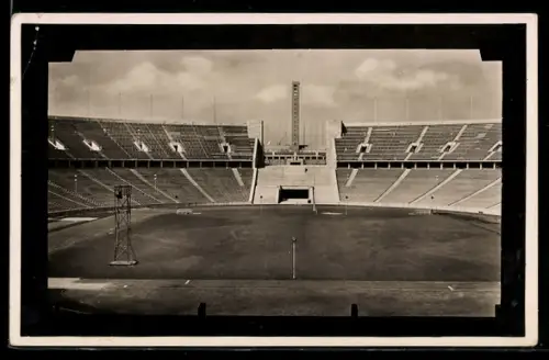 AK Berlin, Reichssportfeld, Deutsche Kampfbahn, Olympiastadion, Blick von der Ostkurve zum Marathontor und Glockenturm